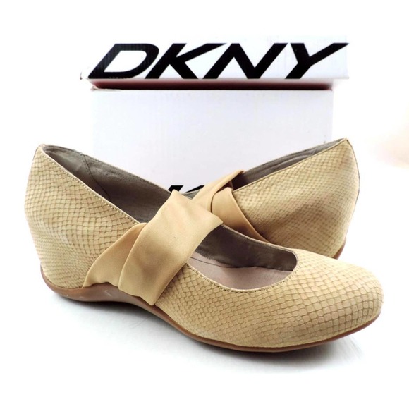 Women's Shoes DKNY Active Paula Mary Jane Wedge Walking Comfort Sand Size 9.5 - Picture 2 of 9